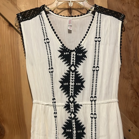 Exhilaration size Medium black and cream maxi sleeveless vee neck dress - Picture 3 of 8